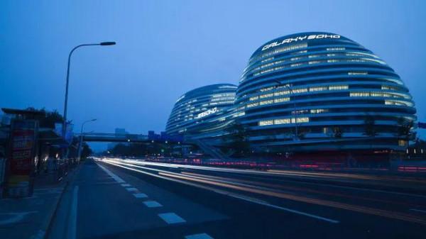 躲在車站哭泣的老人…… 躲在車站哭泣的老人……