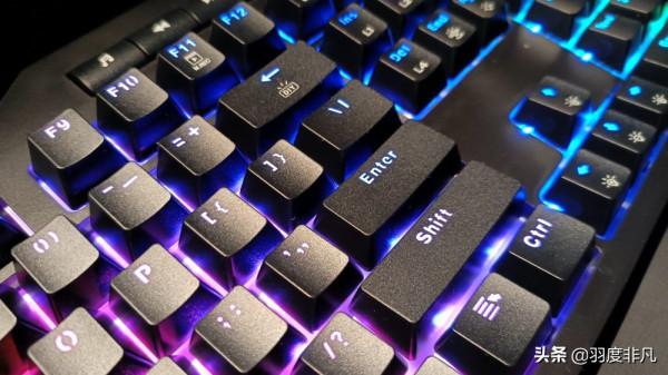 文字工作者用上電競鍵鼠是什麼體驗？上手腹靈套裝，點贊按鍵體驗