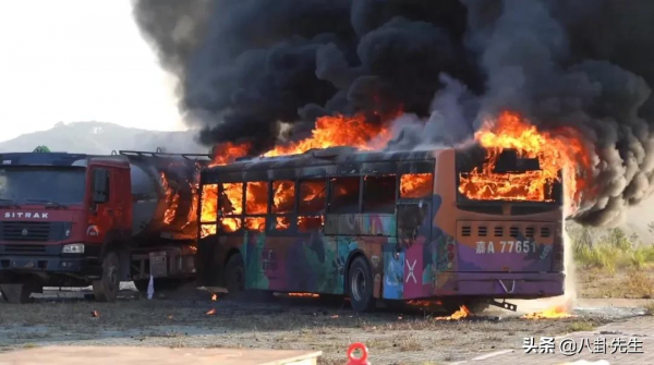《開端》原來是這樣拍出來的？公交車外全是螢幕，為真實燒三輛車