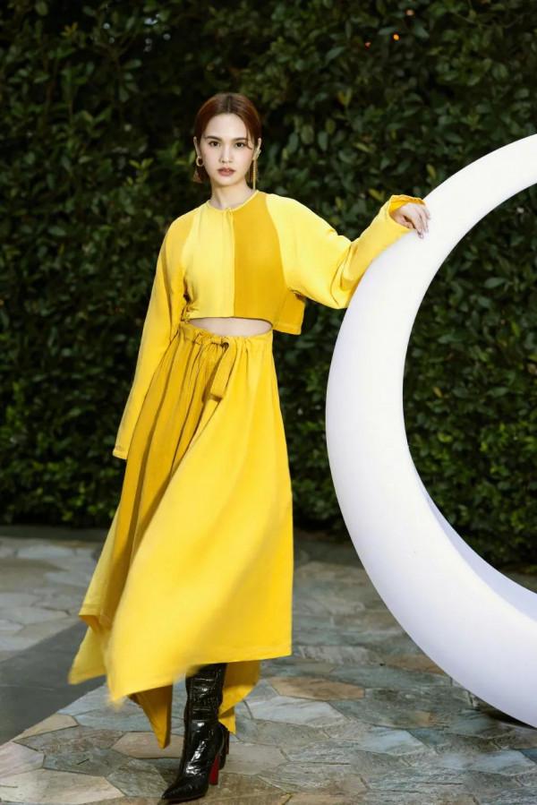 楊丞琳一襲暖黃色長裙,搭配精緻小巧的耳飾,短髮造型乾淨利落 楊丞琳一襲暖黃色長裙,搭配精緻小巧的耳飾,短髮造型乾淨利落