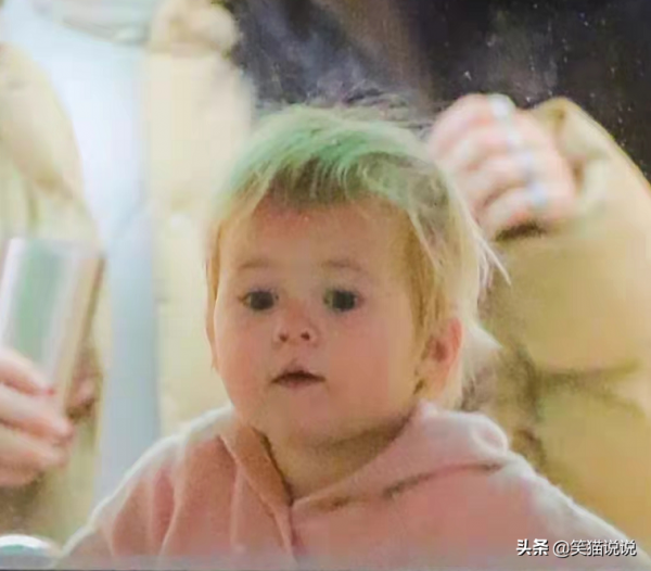 水果姐精靈王子女兒首曝光，金髮大眼好像奧蘭多，肉臉嘟嘟好可愛