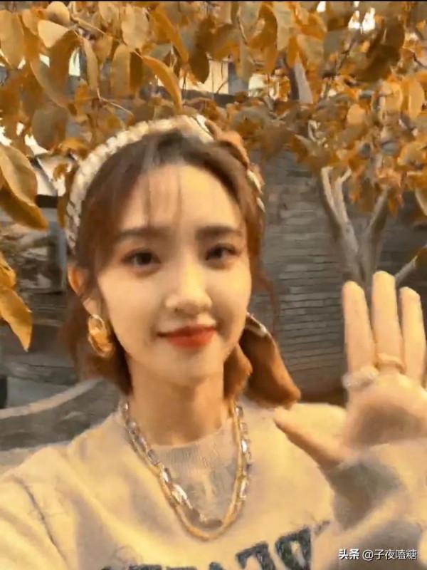 唐藝昕意外曝光住的豪宅,看到院子裡的那棵樹,我羨慕了 唐藝昕意外曝光住的豪宅,看到院子裡的那棵樹,我羨慕了