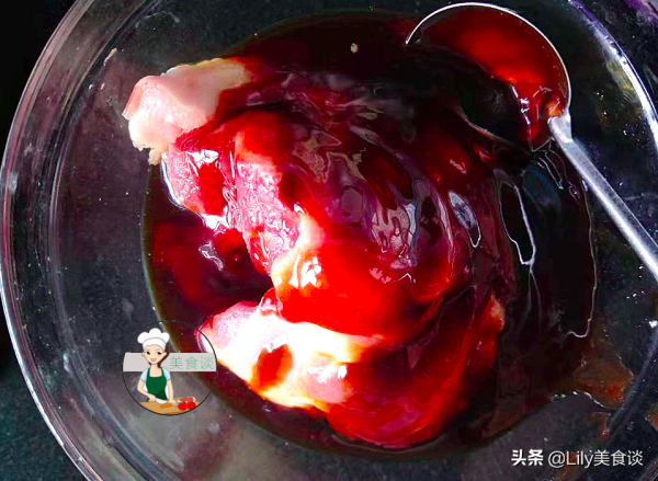 把豬肉放進電飯鍋裡，不加一滴水，越燜越香，吃一次念念不忘