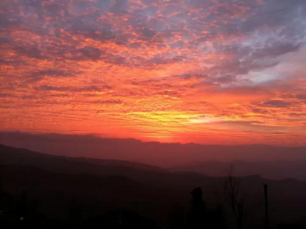 十街馬頭山的日出雲海，蒼茫又美麗，何似在人間