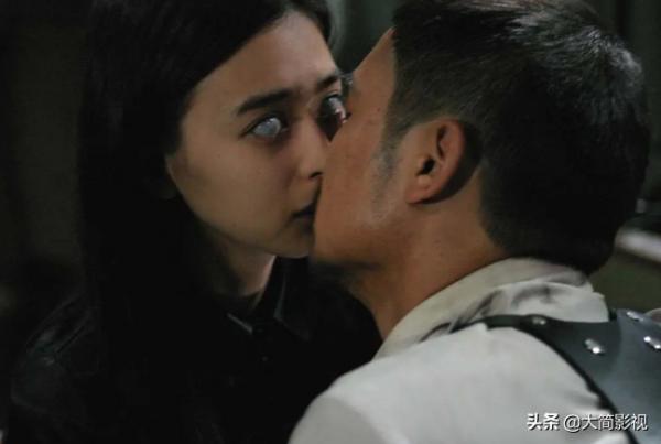 村民們為了拿到鑽石,竟給黑幫老大開膛破肚,誰黑誰白? 村民們為了拿到鑽石,竟給黑幫老大開膛破肚,誰黑誰白?