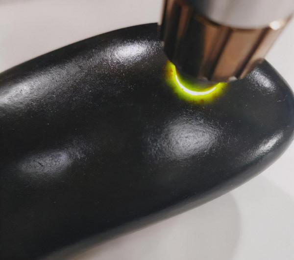 碧玉？墨玉？黑油油的，亮