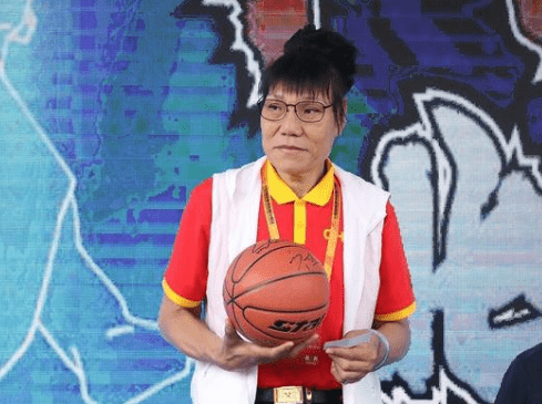 “中國長城”鄭海霞：43歲嫁粉絲，54歲沒孩子，姚明找她借鞋穿