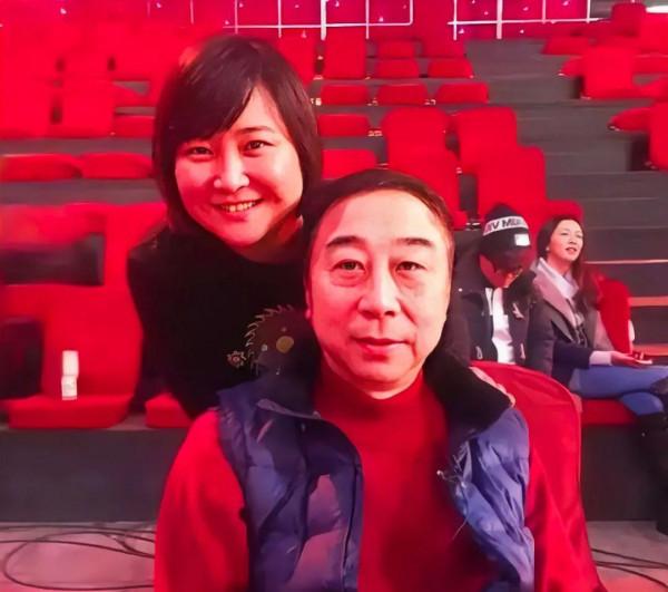 登春晚33年，曾被保姆敲詐“分手費”，62歲退休，馮鞏如今怎樣了