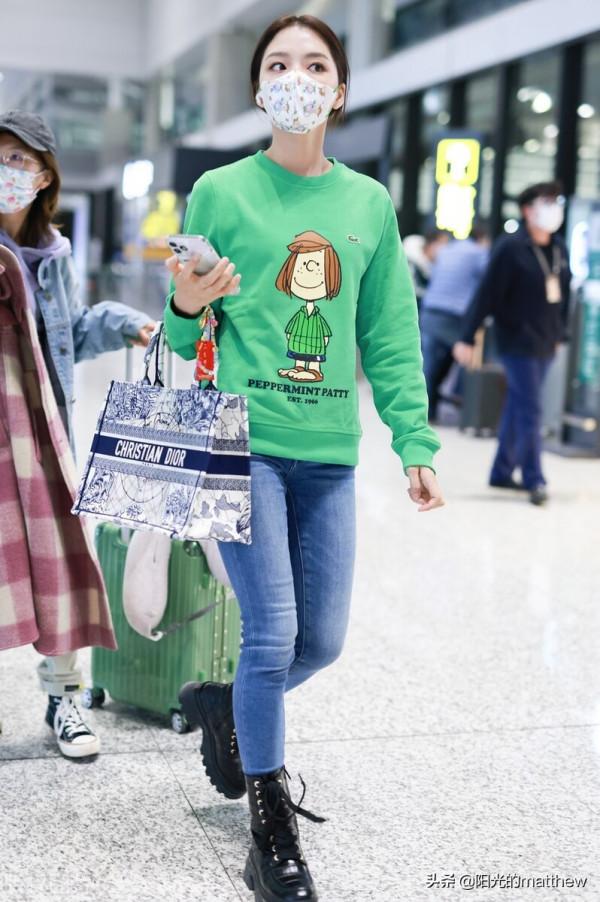 任敏身穿綠色卡通衛衣搭鉛筆牛仔褲,口罩搶眼是小可愛沒錯了 任敏身穿綠色卡通衛衣搭鉛筆牛仔褲,口罩搶眼是小可愛沒錯了