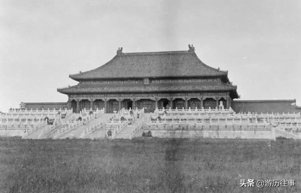 100多年前的晚清社會，慈禧出逃後的寢宮，仍有守衛在看守