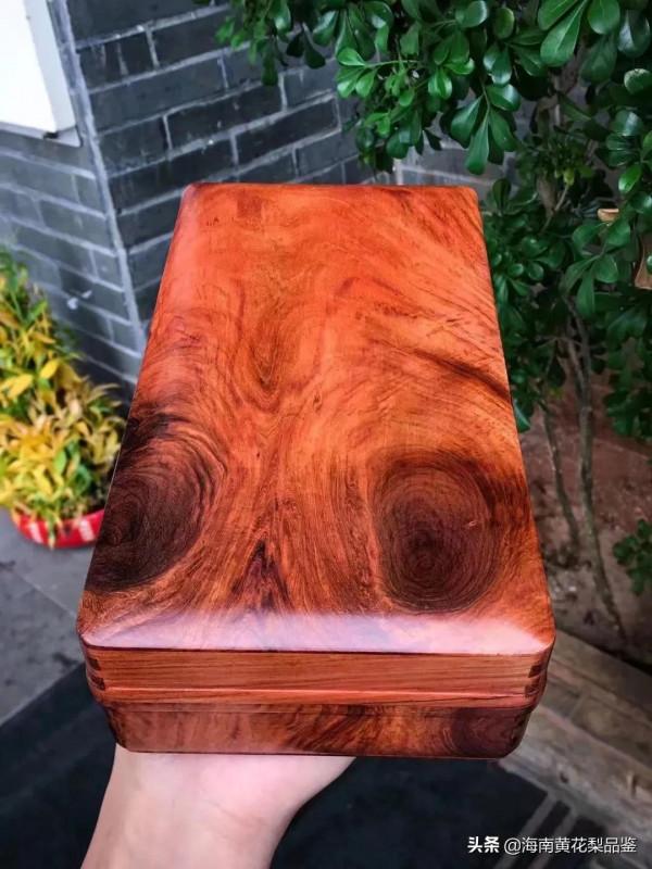 「首飾盒」越南黃花梨紫油梨老料材質堅實溫潤，鬼臉紋理舒展靈動