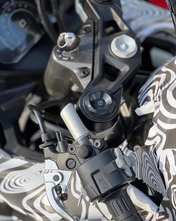 春風450SR實車偽裝照再曝光，雅馬哈R3又成了對標車