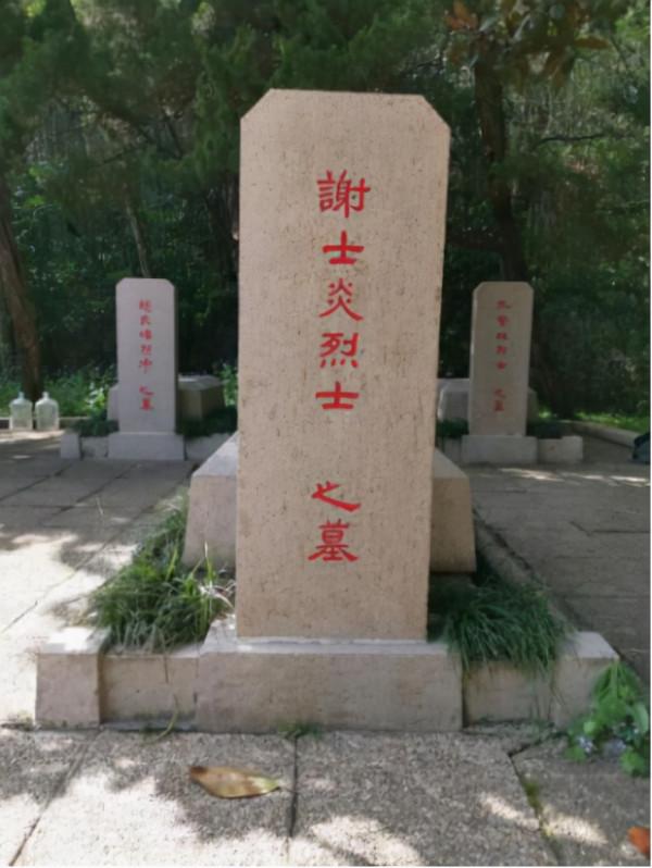 解放前，國軍少將闖入一地下黨房間，拔槍道：我有重要情報給黨