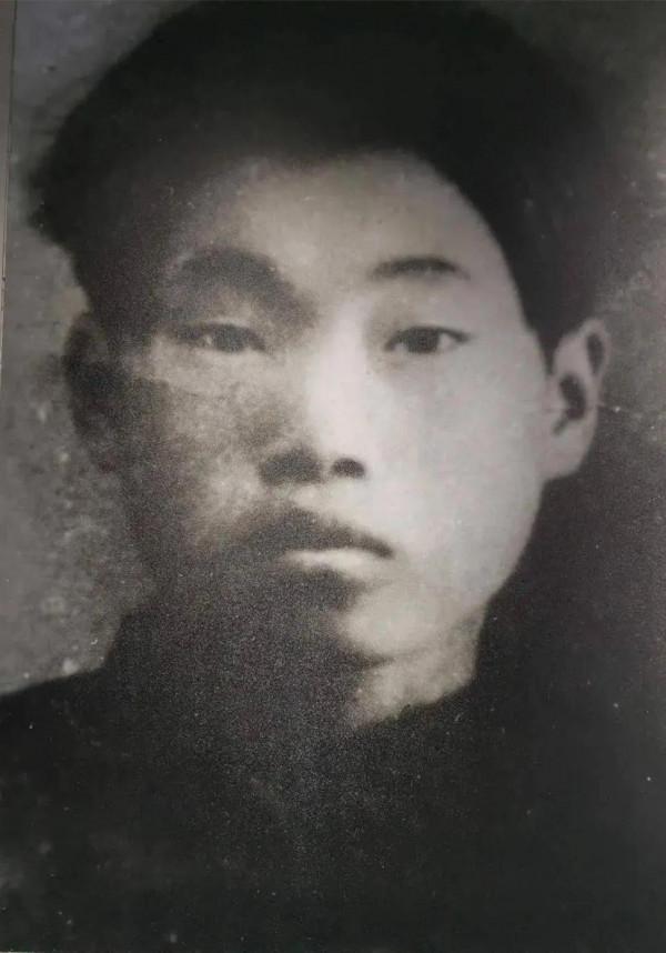 19歲的特等功臣：連炸兩個地堡，飛身堵住槍眼，犧牲後雙手仍不松