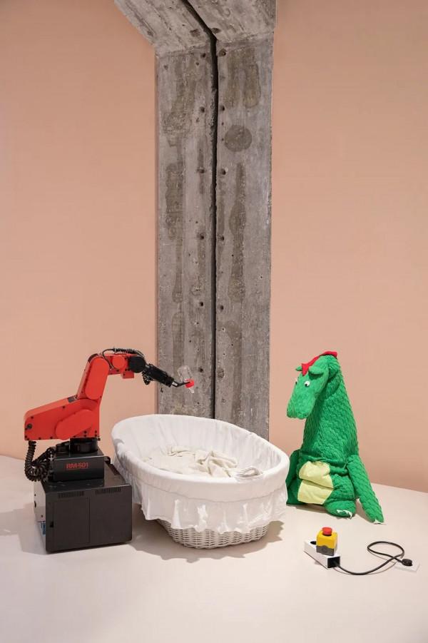 讓我們把目光從《愛宕機》移開，看看真正的機器人藝術