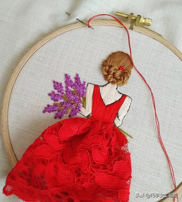 像真發一樣可以編的髮型都能繡出來，如此立體的繡法怎麼能錯過