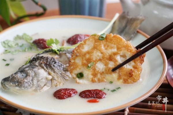 冬天煮鯽魚湯時，記得多加3樣食材，驅寒又營養，味道也更鮮了