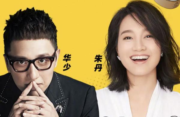 主持人華少首曬三胎小兒子正臉！兒女爭寵太幸福，神秘嬌妻未出鏡