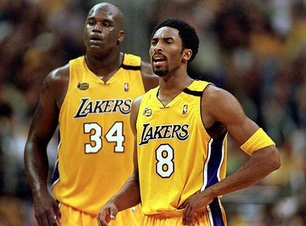 00年奧尼爾是單核奪冠嗎？看了21歲科比的表現，沒想象中差