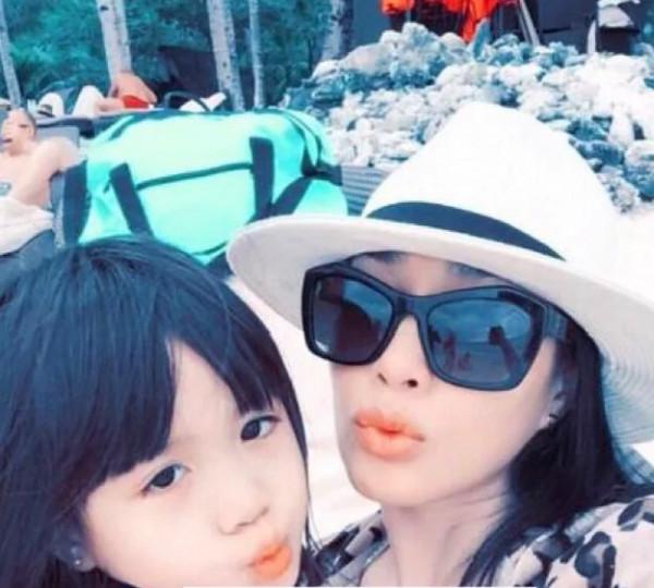 這一看就是親生的。戚薇跟女兒真是神同步 這一看就是親生的。戚薇跟女兒真是神同步