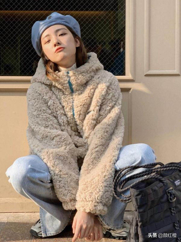 秋冬必備的衣服單品，羊毛羔外套搭配牛仔褲，不僅保暖還時尚