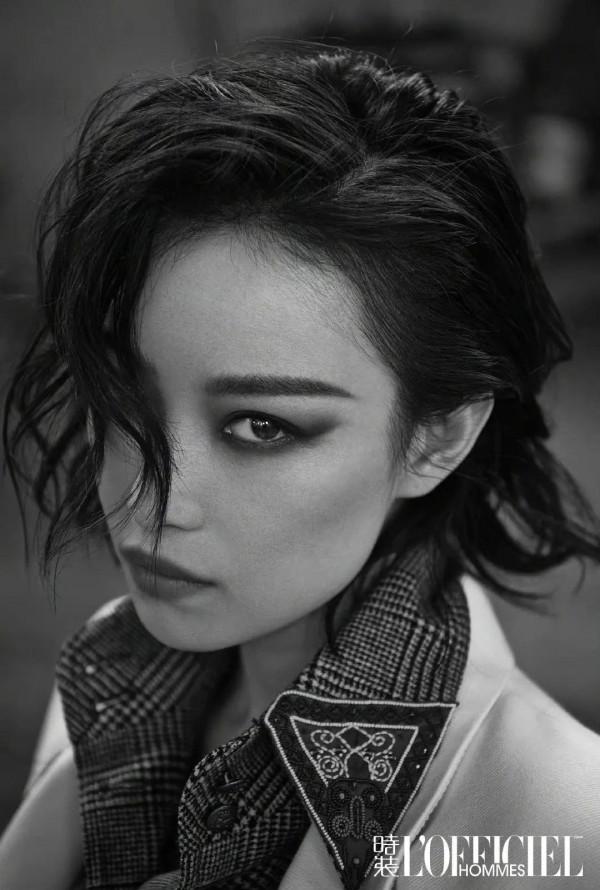 倪妮驚喜登封時裝男士100週年封面人物 煙燻妝造型別有一番韻味