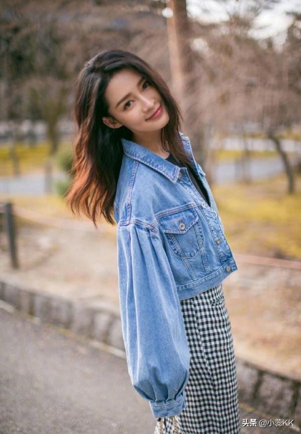 被李沁的穿搭美到了，藍色西裝裙配腰帶，輕鬆穿出高階感還顯腿長