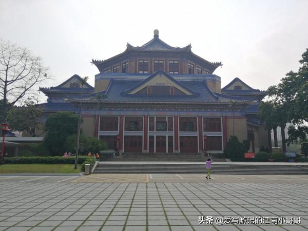 參觀綠樹環繞的中山紀念堂,從西側廣場開始,可以看到迷人的側顏 參觀綠樹環繞的中山紀念堂,從西側廣場開始,可以看到迷人的側顏