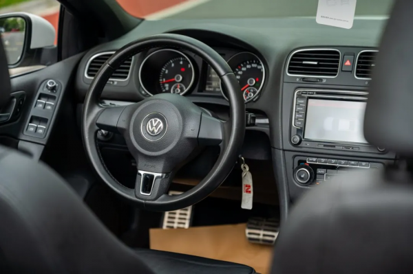 二手敞篷高爾夫:秋高氣爽需好車相伴,十二萬出頭的個性之選 二手敞篷高爾夫:秋高氣爽需好車相伴,十二萬出頭的個性之選