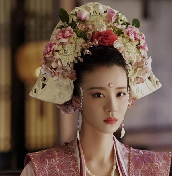 9款古裝頭飾引熱議：楊紫頭飾重好幾斤，鞠婧禕造型被指太廉價