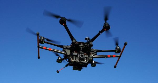 女性走夜路太危險，英國專家想用無人機護航？強光和錄影震懾壞人