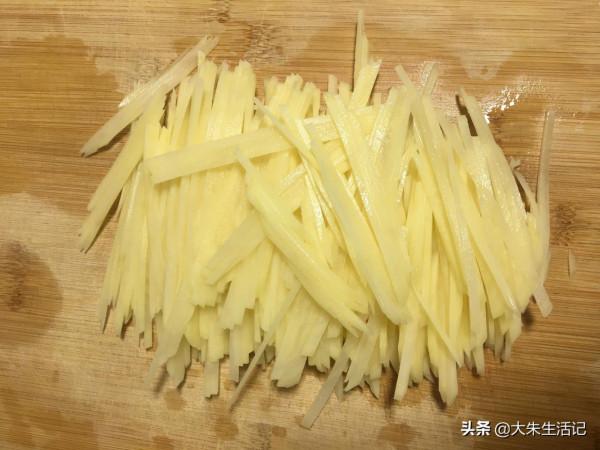 一大份成本約4元的家常菜：醋溜土豆絲，滿滿的家的記憶與味道