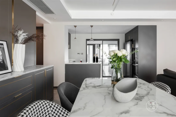 豪宅標配裡有啥?155㎡現代輕奢家以深色系拉滿氛圍感 豪宅標配裡有啥?155㎡現代輕奢家以深色系拉滿氛圍感