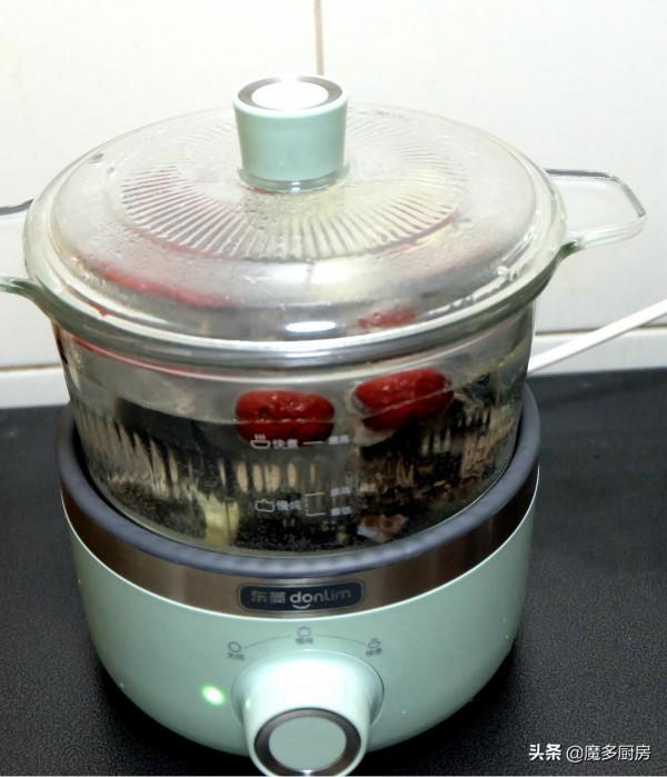 天氣寒冷身體虛弱，來一碗鮮美的紅棗烏雞湯吧！湯鮮味美做法簡單