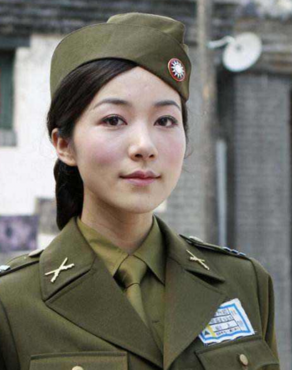女明星軍裝造型有多浮誇？有人不捨大紅唇，有人腳踩10公分高跟