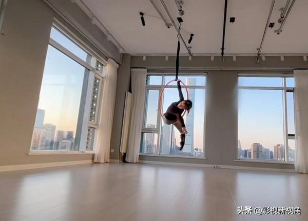 柳巖曬居家做運動影片，“練功房”又大又寬敞，引發網友熱議