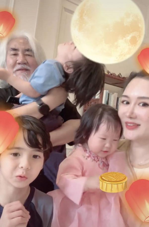 70歲張紀中曬全家福慶中秋!混血兒子罕見露面,曾否認其是私生子 70歲張紀中曬全家福慶中秋!混血兒子罕見露面,曾否認其是私生子
