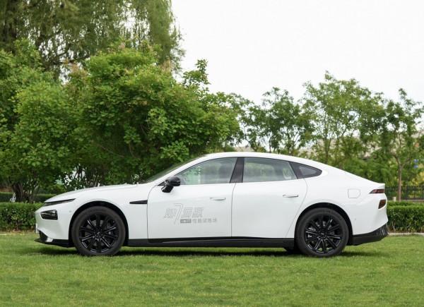 軸距近3米造型帥氣,最快4.3秒破百,不燒油也能跑很遠,小鵬P7 軸距近3米造型帥氣,最快4.3秒破百,不燒油也能跑很遠,小鵬P7