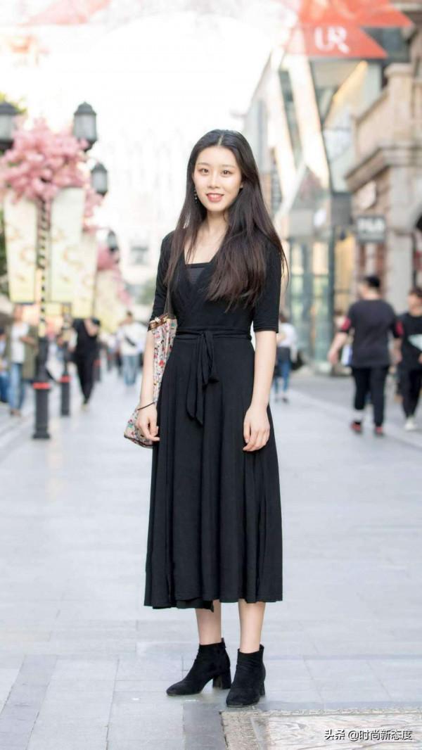 突然發現：今春“膝下裙+小靴子”很流行，時髦洋氣顯瘦還不貴