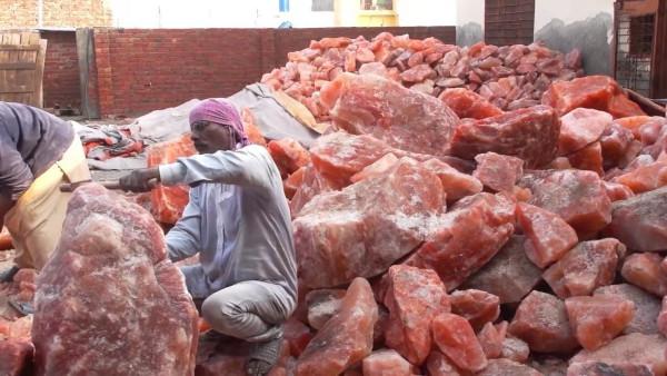 喜馬拉雅鹽是什麼鹽？要2億多年才能形成？為啥禁止出口印度