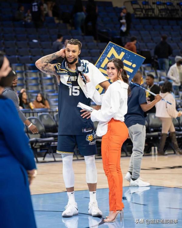 著裝得體且時尚感十足:灰熊的這位現場女記者讓人眼前一亮 著裝得體且時尚感十足:灰熊的這位現場女記者讓人眼前一亮