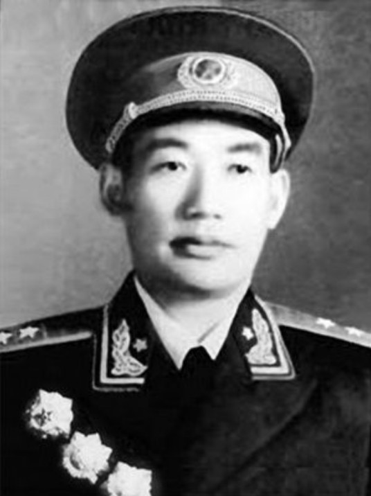 國宴上杜平敬酒，毛主席一飲而盡，抗美援朝時為何拒絕毛主席任命