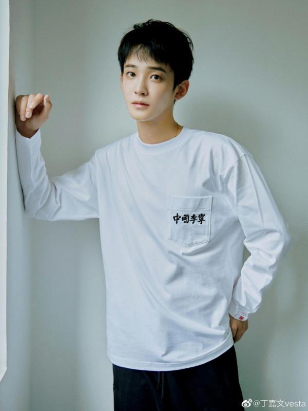 《眼裡餘光都是你》飆升榜第一，男二“曹評”比男主羅正還帥