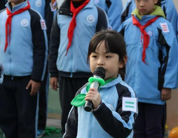 學校要求小學生佩戴“綠領巾”，引發網路討論熱潮，校方進行回應