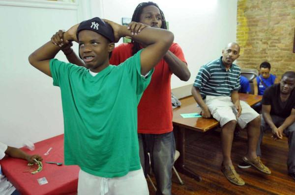 活在止咳糖漿裡的國家，辛巴威喝止咳糖漿，就像中國人吸食鴉片