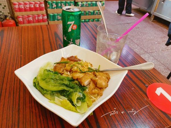 廣東佛山市中心有個復古茶餐廳，藏在小巷裡，遊客還以為到了香港