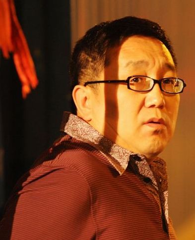 演員句號：再婚娶小11歲妻子“丫蛋”，讓喪子的岳父母晚年不流淚