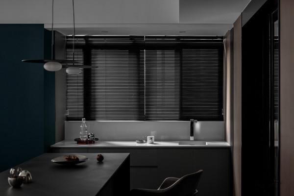 130平現代風格，灰白黑的三色經典搭配，給空間以延伸與共處