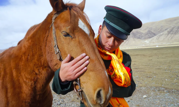 玉樹地震後道路通訊中斷，一隊騎兵策馬40公里救援……