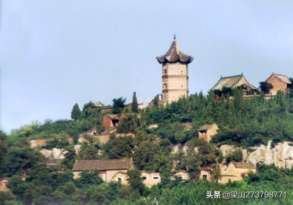 大伾山，大平原上突起的孤峰，寺廟洞閣棋佈，摩崖碑刻林立